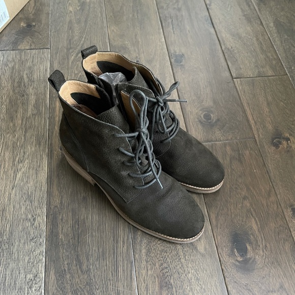 Lucky Brand Womens Boot. Worn 3x. Comes with box. Size WMNS 9. - Picture 2 of 7